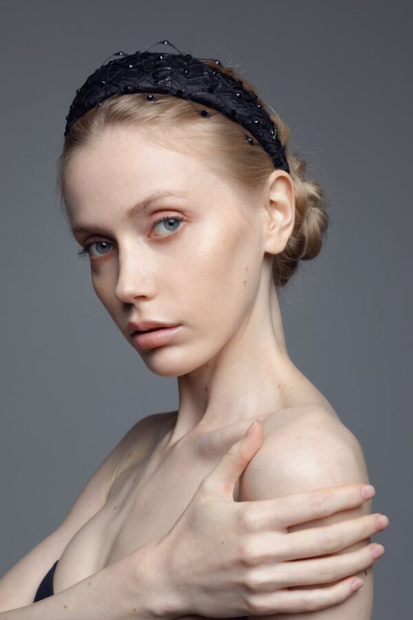 Headband Charlize with Swarovski Crystals Honeycomb Veil - Image 5