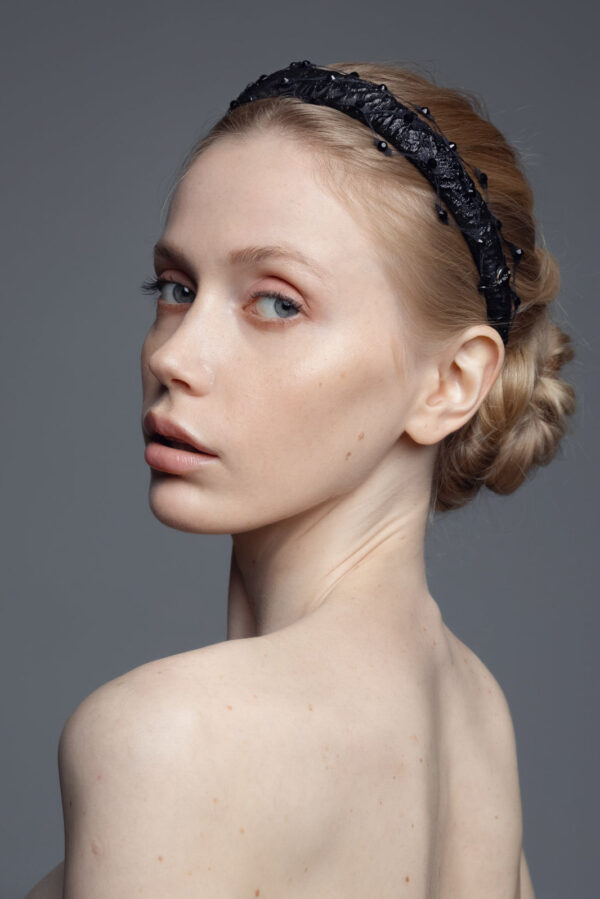Slim Headband Naomi with Honeycomb Veil - Image 3